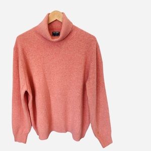 Todd Snyder
CASHMERE PINK TURTLENECK IN CERÚLEO